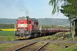 Lokomotiva sune od Vrdů do dopravny Skovice soupravu naloženou betonovými prefabrikáty