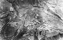 Letecký snímek železniční tratě u Kildžu z roku 1951