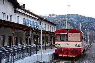 Pohled na staniční budovu a první nástupiště s motorovým vozem řady 810 (2015)