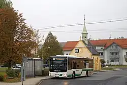 MAN EL 293 Lion's City nasazený na linku 440055 (55) právě odbavuje zastávku Tlučná, žel.st.