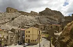 Sperlinga se středověkým hradem