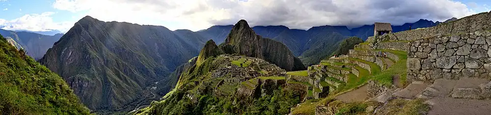 Panoramatický snímek Machu Piccha z pohledu směrem k Huayna Picchu