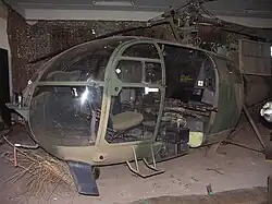 Aérospatiale Alouette III vrtulník upravený montáží bočních kulometů