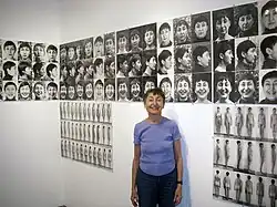 Athena Tacha před svým dílem portrétních fotografií 36 let stárnutí, Eclipse Gallery, Arlington, VA, 2008