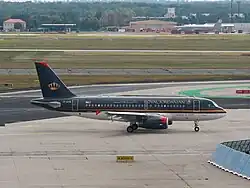 Airbus A319-111 při čekání na vzlet z Frankfurtského letiště