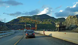 Částečně dokončená dálnice v provozu.