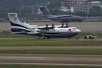 AVIC AG-600 na Airshow China 2016. V pozadí transportní letoun Xian Y-20.