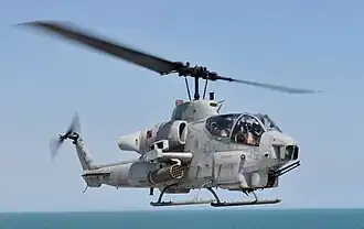 AH-1W SuperCobra americké námořní pěchoty při vzletu z USS Bataan