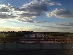 Dálniční křižovatka Walldorf při pohledu z východu z mostu nad dálnicí A6.