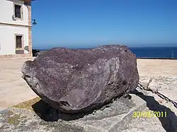 Magmatická hornina alboranita na ostrově