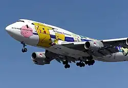 Boeing 747 v polepu s Pokémonem