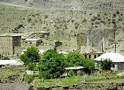 Centrum obce Itum-Kali s bývalou pevností