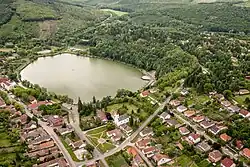 Letecký pohled na Bánk a jezero Bánki-tó