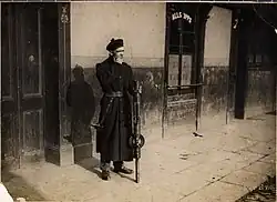 Černohnědý vyzbrojen kulometem Lewis stráží dublinské ulice (únor 1921)