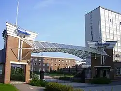 Hlavní vjezd do závodu