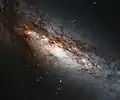 Detail prachových pásů v NGC 660. (ESA/Hubble & NASA)