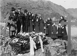 Rodina se shromáždila kolem rakve ve dvoře kostela, asi 1912–1920