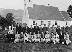 Skupina věřících, kteří mají podstoupit iniciační rituál, kostel v Ålhus, 1927