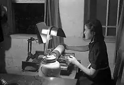 Dívka při psaní, 1930