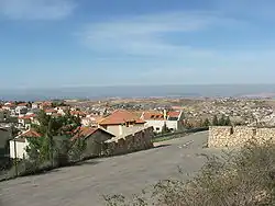 Pohled z Har Adar do okolní krajiny