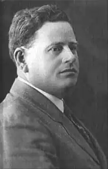 Muž v saku focený z profilu