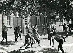 Chlapci na dvoře klášterní školy, Heeswijk, Nizozemí, 1934.