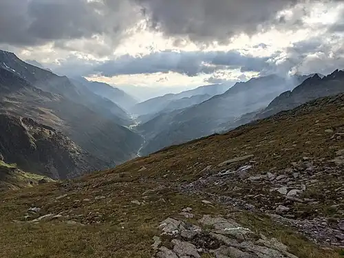 Pohled na údolí Ahrntal z vysokohorské stezky mezi chatami Birnlückenhütte a Krimmler Tauern