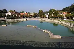 Vodní nádrž, již obklopená zástavbou obce Marly-le-Roi