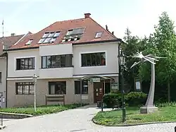 Abstraktní plastika vítá návštěvníky vlašimské ParaZOO.