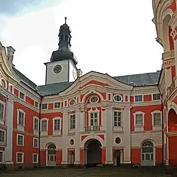 Budova prelatury Broumovského kláštera, kde je muzeum umístěno.