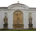 Sochy Starého a Nového zákona po stranách ukřižovaného Krista na nádvoří Broumovského kláštera (1721-1723).