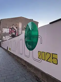 Poutač v proluce na Denisově ulici