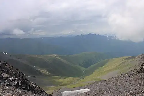 Výhled na západ, vlevo jsou patrné rozeklané vrcholy Čauchi, za dobrých podmínek je možné spatřit Kazbek a Šoani