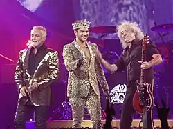 Tři hlavní členové skupiny. Zleva: Roger Taylor, Adam Lambert, Brian May