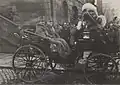 Císař Karel I. při návštěvě Olomouce roku 1917, navštívil i hřbitov v Černovíře