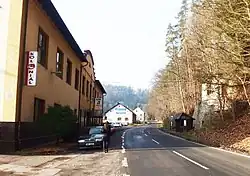 Silnice do Trutnova s autobusovou zastávkou, vlevo podnik JUTA, a.s.