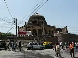 Pohled na hrobku s okolní silnicí