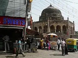 Hrobka spolu s okolní zástavbou