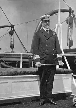 Sir Archibald Milne jako velitel královské jachty v hodnosti kontradmirála (1907)