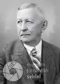 Adolf Strunz (1863–1938) na podobence z českokrumlovského fotoateliéru Josefa Seidela, pořízené 5. března roku 1933