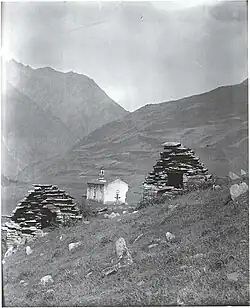 Dartlo – kostel a pohřebiště (foto: Adolf Dirr, 1913)