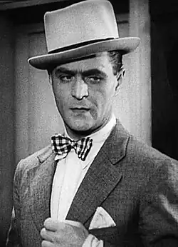 Adolf Dymsza jako starožitník Vladislav Klepka