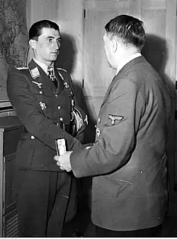 Walter Nowotny (vlevo) a Adolf Hitler, 1943