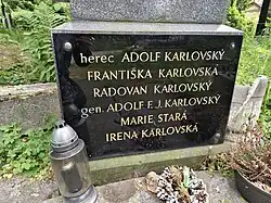 Detail spodní části desky se jmény