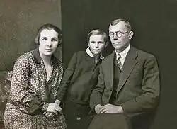 Rodinná fotografie Schartových (zleva: Otilie, Dagmar, Adolf)