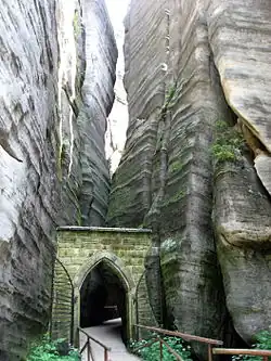 Branka, která se mihne ve filmu Lev, čarodějnice a skříň