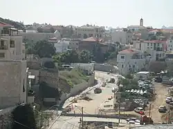 Vlevo židovský hřbitov v Jaffě, vpravo čtvrť Adžami s chrámem sv. Antonína