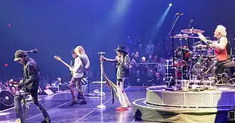 Aerosmith během koncertu v Las Vegas, 2019 Zleva-doprava: Joe Perry, Tom Hamilton, Brad Whitford, Steven Tyler, Joey Kramer