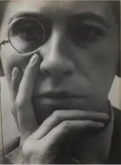 Dáma s monoklem, 1928