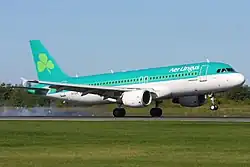 Přistávající Airbus A320-200 Aer Lingus